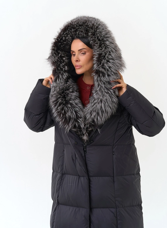 Женский пуховик с мехом чернобурой лисы на капюшоне фото