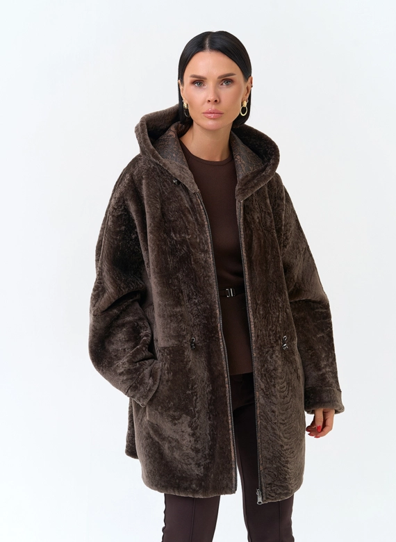 Женская двухсторонняя дубленка из натурального меха с капюшоном фото