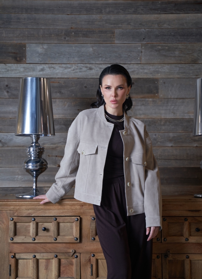 Светлая куртка из замши модель № 29927 меха малина