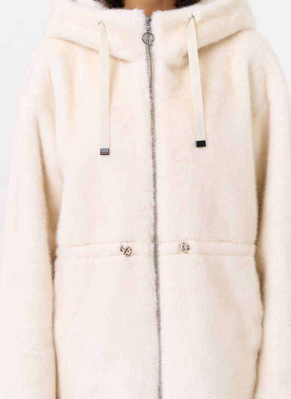 Женская светлая куртка из эко меха с капюшоном