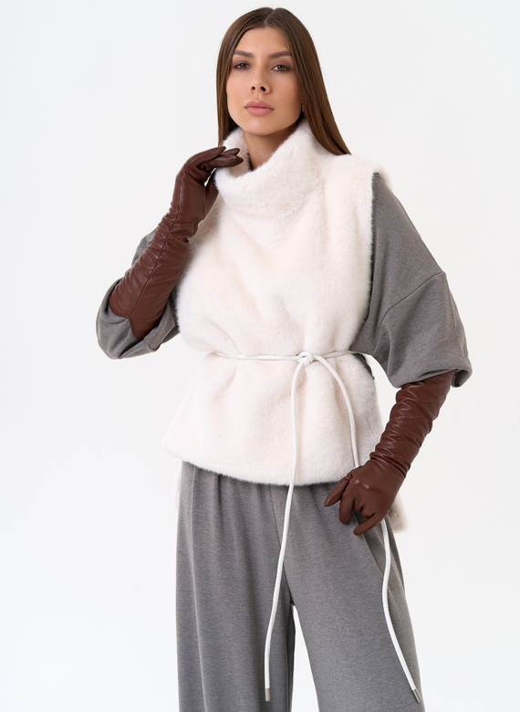 Женская манишка из эко меха в светлом цвете