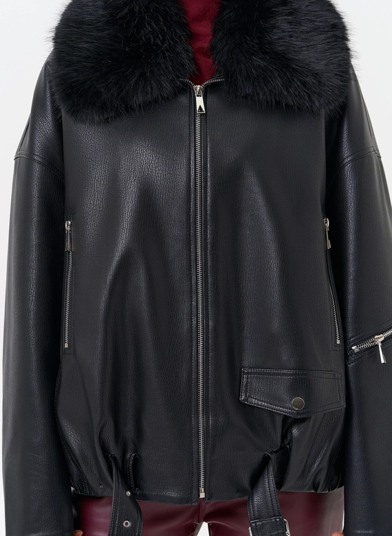 Женская утепленная куртка из эко кожи черного цвета фото
