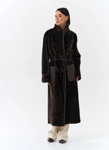 Женская дубленка с декоративным поясом фото