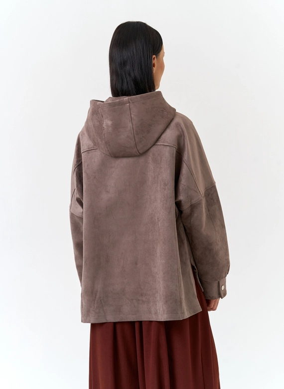 Женская куртка из эко замши с капюшоном