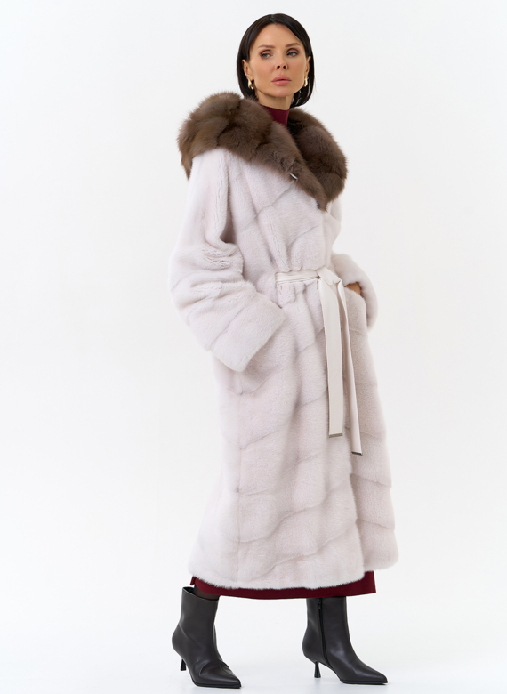 Белая шуба из меха норки с капюшоном из меха куницы