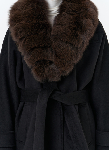 Женское утепленное пальто с отделкой из меха песца
