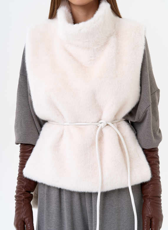 Женская манишка из эко меха в светлом цвете