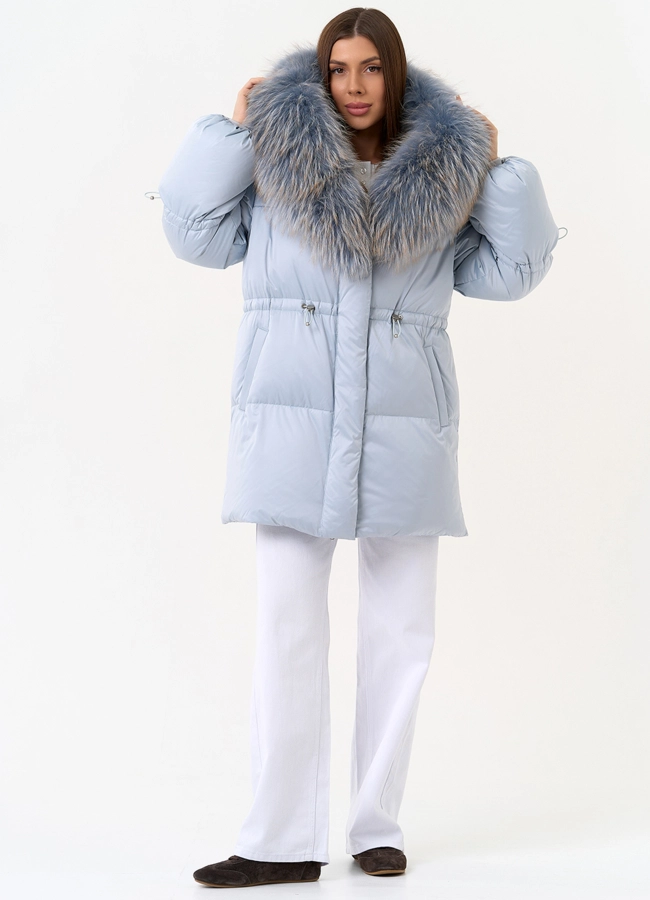 Женский пуховик голубого цвета с капюшоном из меха лисы модель № 31701 в кредит