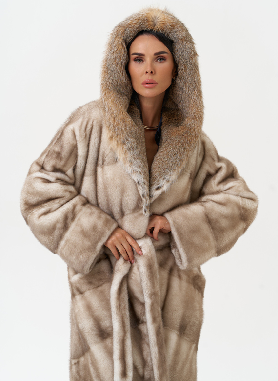 Женская шуба из меха норки с капюшоном из меха рыси