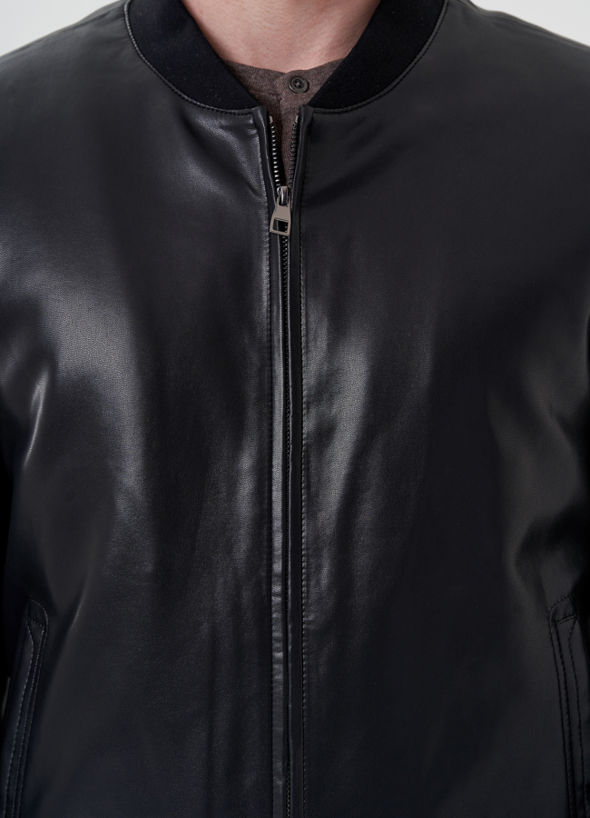 Куртка бомбер черного цвета  модель № 24467 универмаг малина