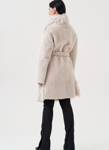 Женская дубленка бежевого цвета 