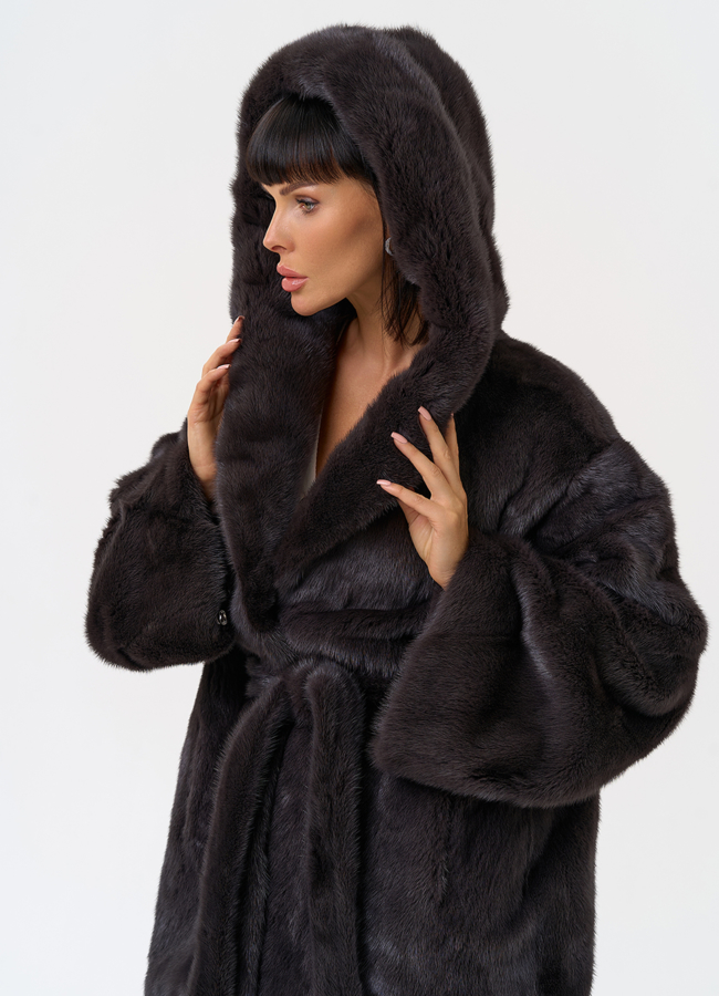 Женская шуба из меха норки с капюшоном  модель № 31377 универмаг малина