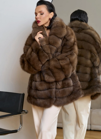 Женская шуба из куницы с английским воротником