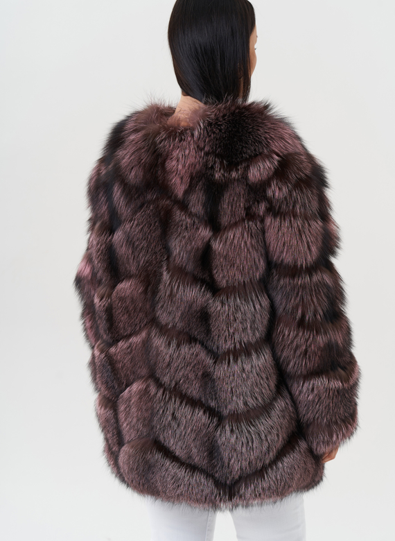 Женская шуба из меха чернобурки розового цвета