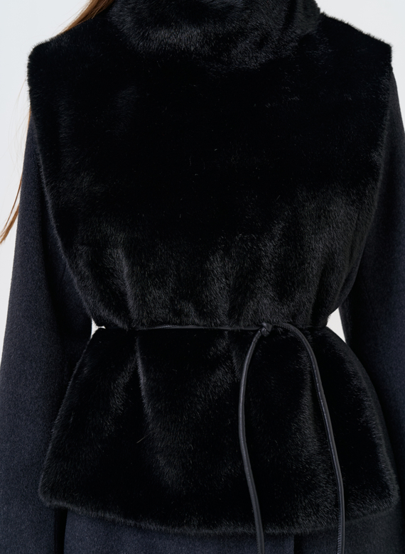 Женская манишка из эко меха в черном цвете