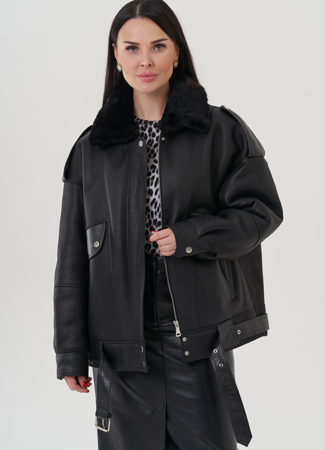 Женская дубленка черного цвета  модель № 25632 меха малина